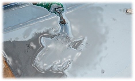 الخطوة 8. ضع الطبقة الأخيرة من عامل العزل المائي